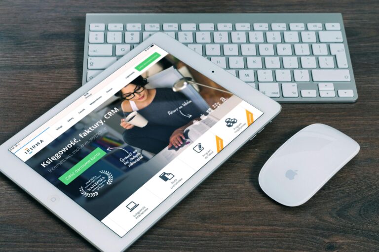 Photo by Pixabay: https://www.pexels.com/photo/apple-magic-mouse-beside-white-ipad-39559/